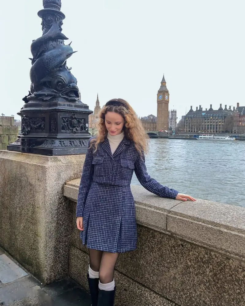 20 Preppy Outfit Ideas for a Polished Travel Wardrobe 6 5. Navy Houndstooth Dress by the Thames – Classic Preppy Meets British Heritage