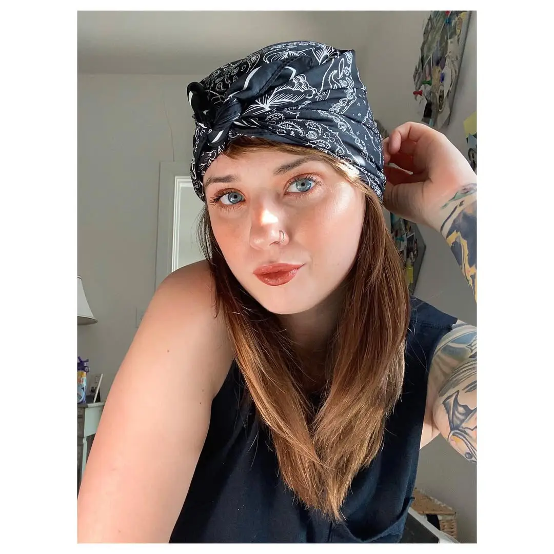 20 Bandana Hairstyles: Playful Looks to Refresh Your Everyday Style 11 Front-Knot Bandana Wrap with Straight Layers