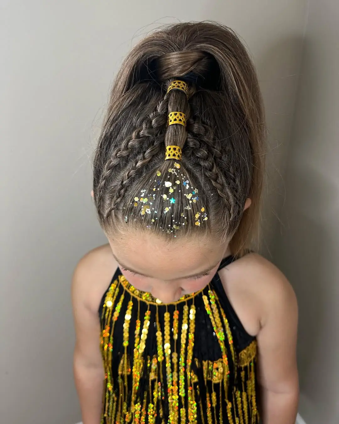 26 Bold Dance Hairstyles: Show-Stopping Styles for Stage and Studio 26 Golden Sparkle High Ponytail